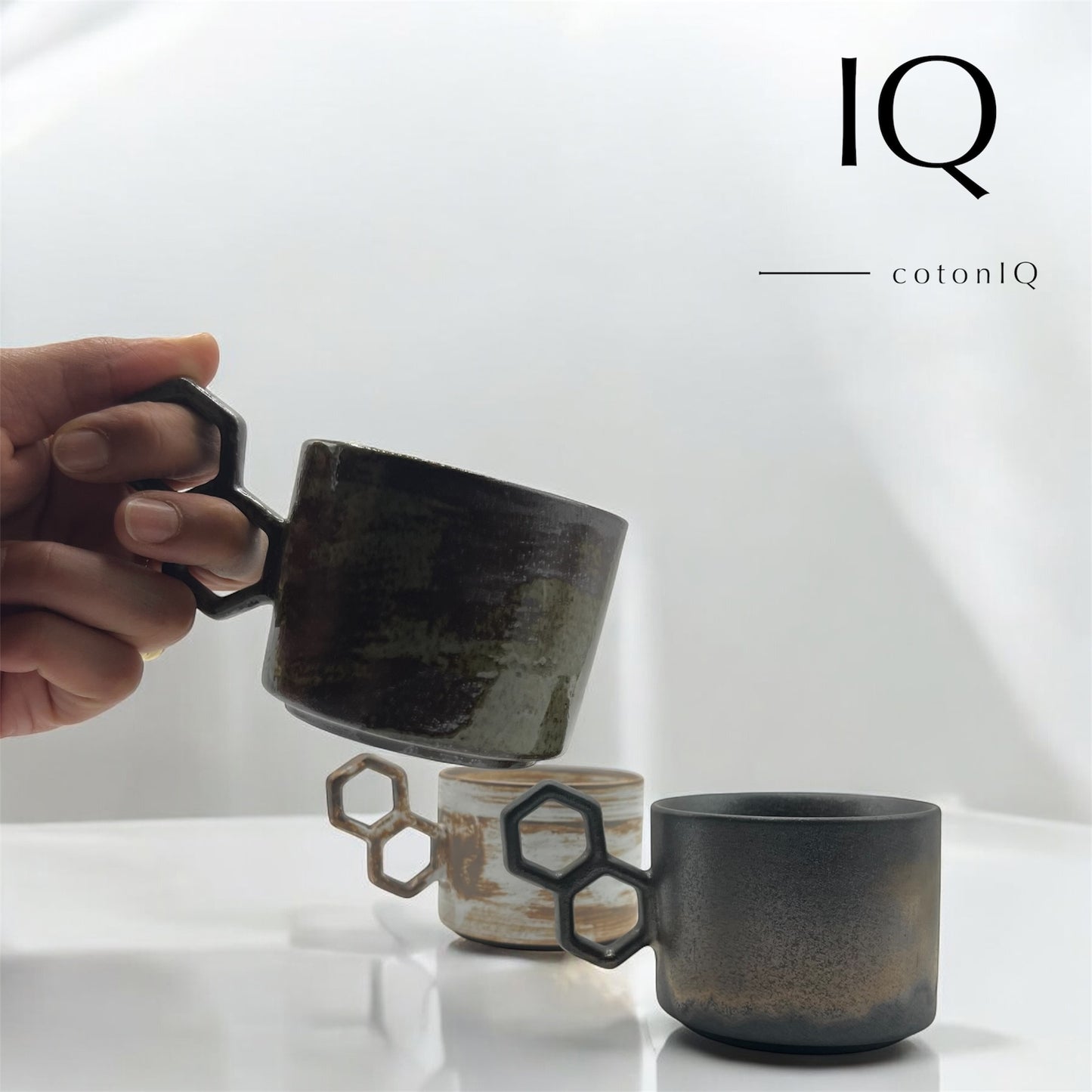 Designer-Keramiktasse mit geometrischem Griff – Beige und Braun – 235 ml