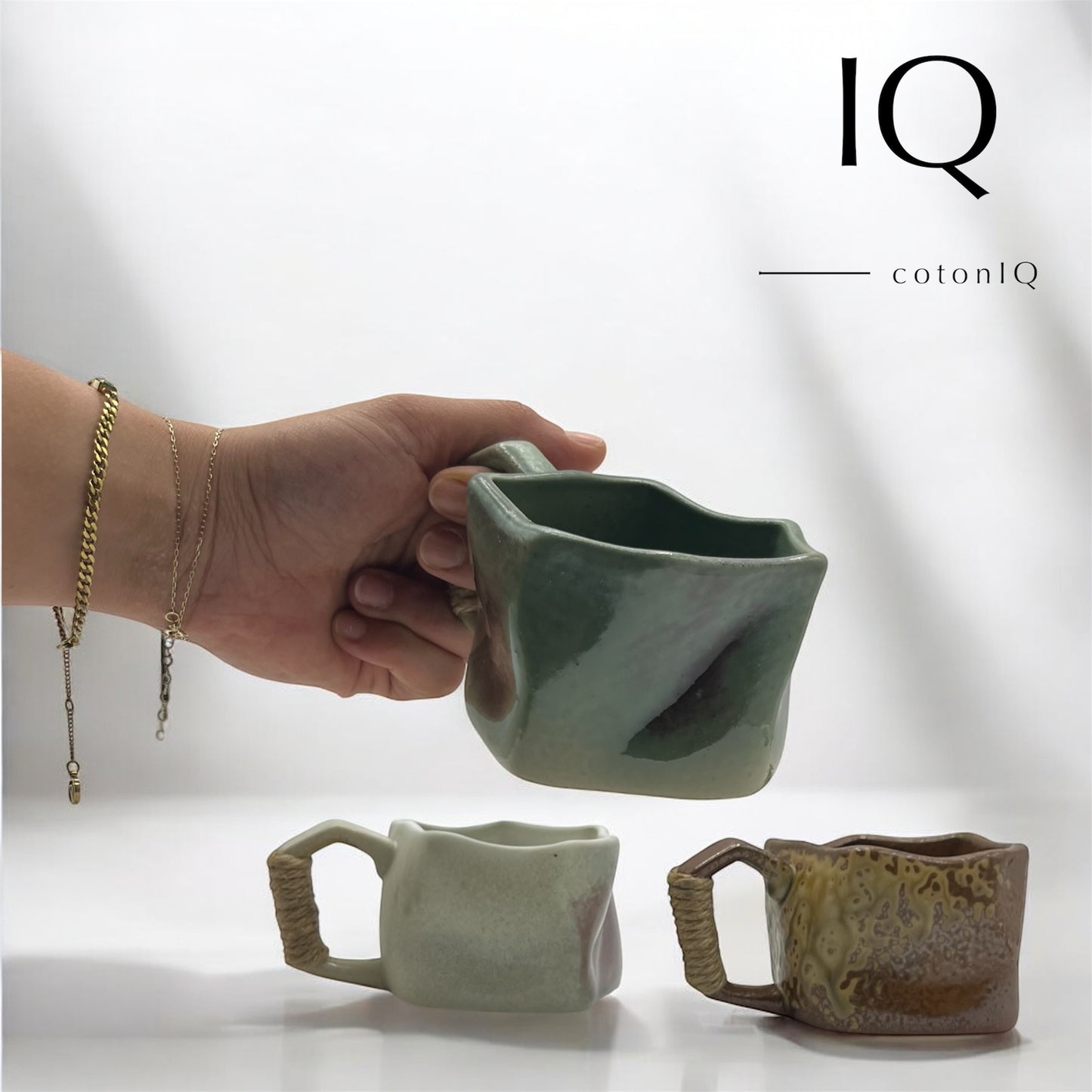 Handgefertigte Keramiktasse – Rustikales Unikat – Weiß und Lilatöne – 230 ml