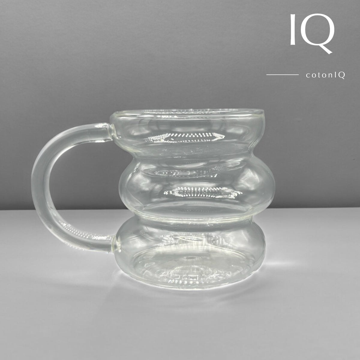 Designer-Glastasse mit Henkel für Heiß- und Kaltgetränke – transparent – cotonIQ