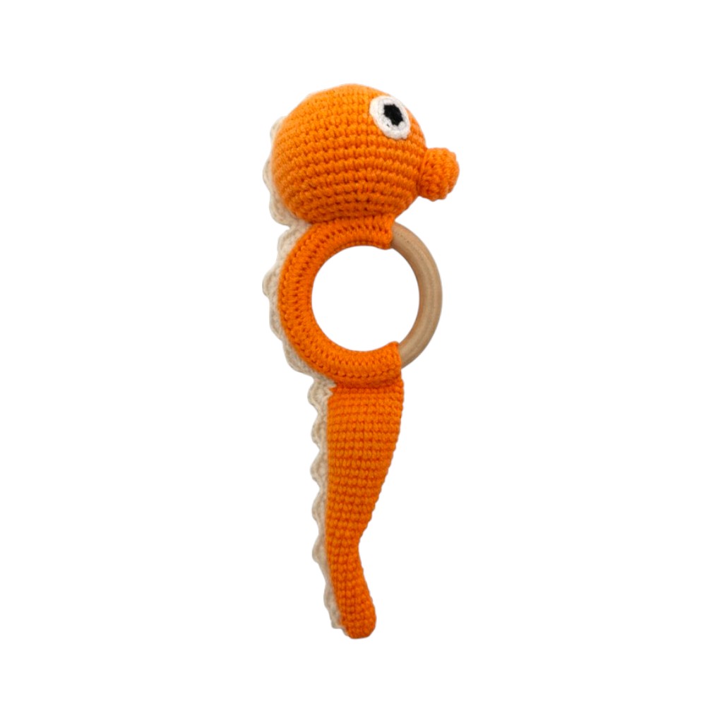 cotoniq_handgefertigte_babyrassel_seepferdchen_13